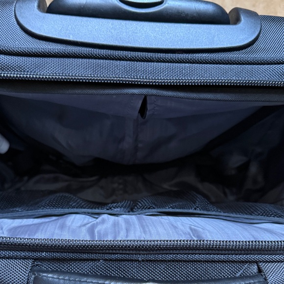 Samsonite Black Rolling Travel Bag - Picture 5 of 9